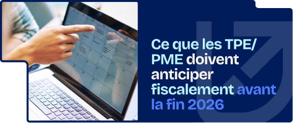 Dirigeant de PME consultant un calendrier fiscal sur tablette avant la fin 2026