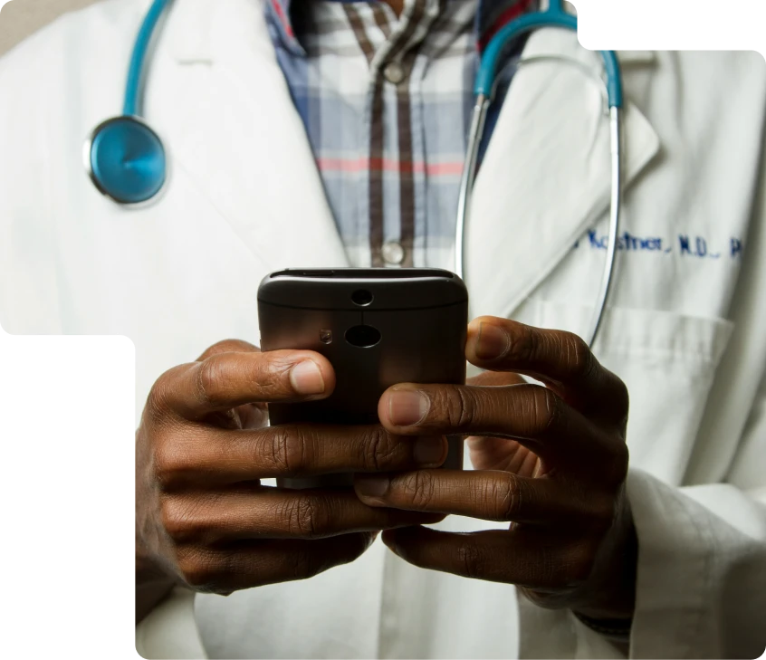 image d'un medecin sur son téléphone