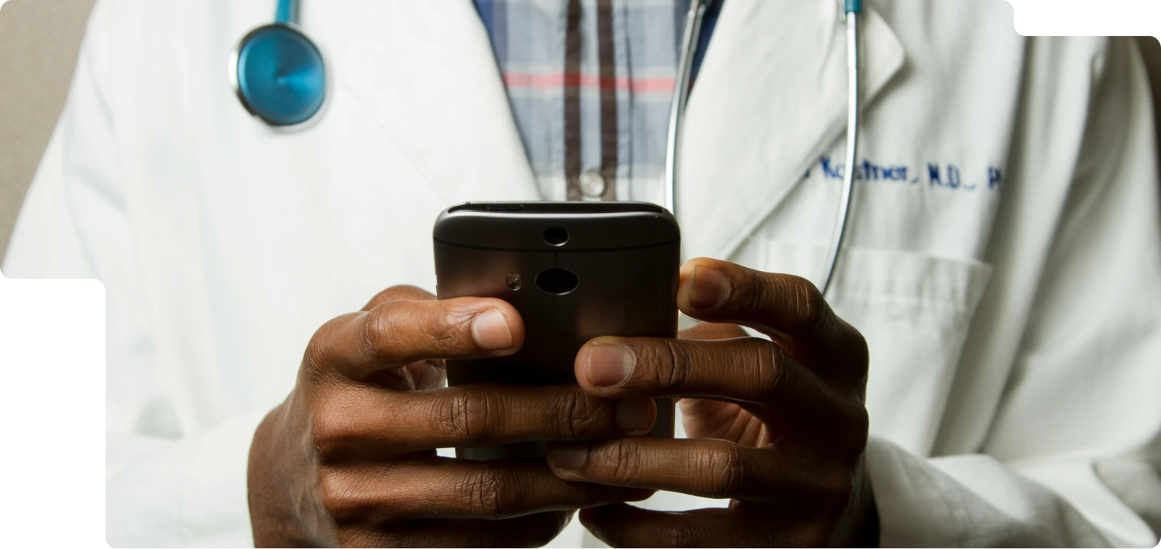 image d'un medecin sur son téléphone