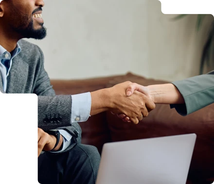 Poignée de main entre un dirigeant et un commissaire aux comptes illustrant un audit légal renforçant la confiance et la conformité de l’entreprise.