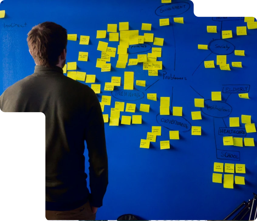 image d'une personne devant un mur de post-it