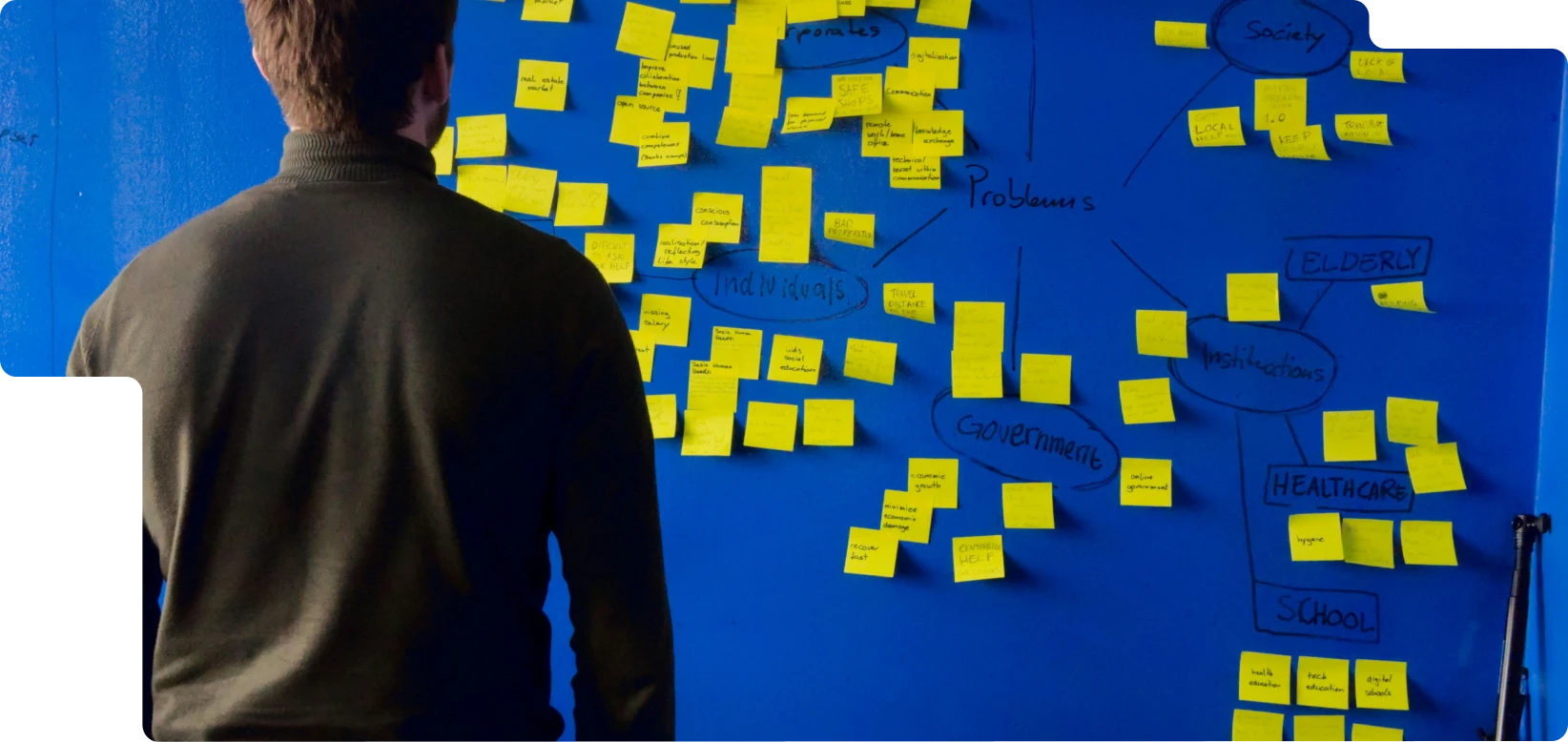image d'une personne devant un mur de post-it