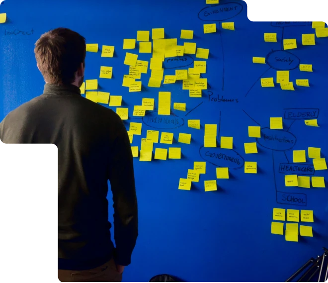 image d'une personne devant un mur de post-it