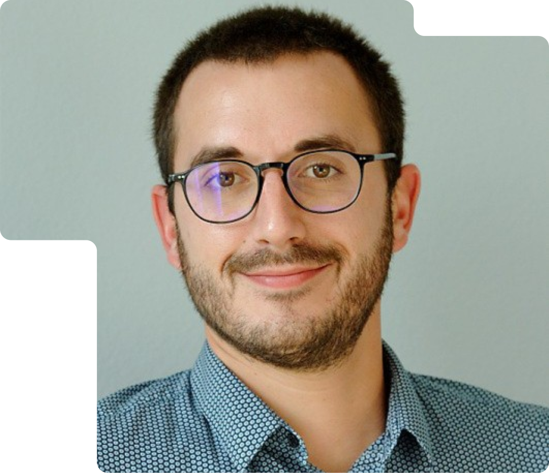 image de 2 personnes qui se serrent la main