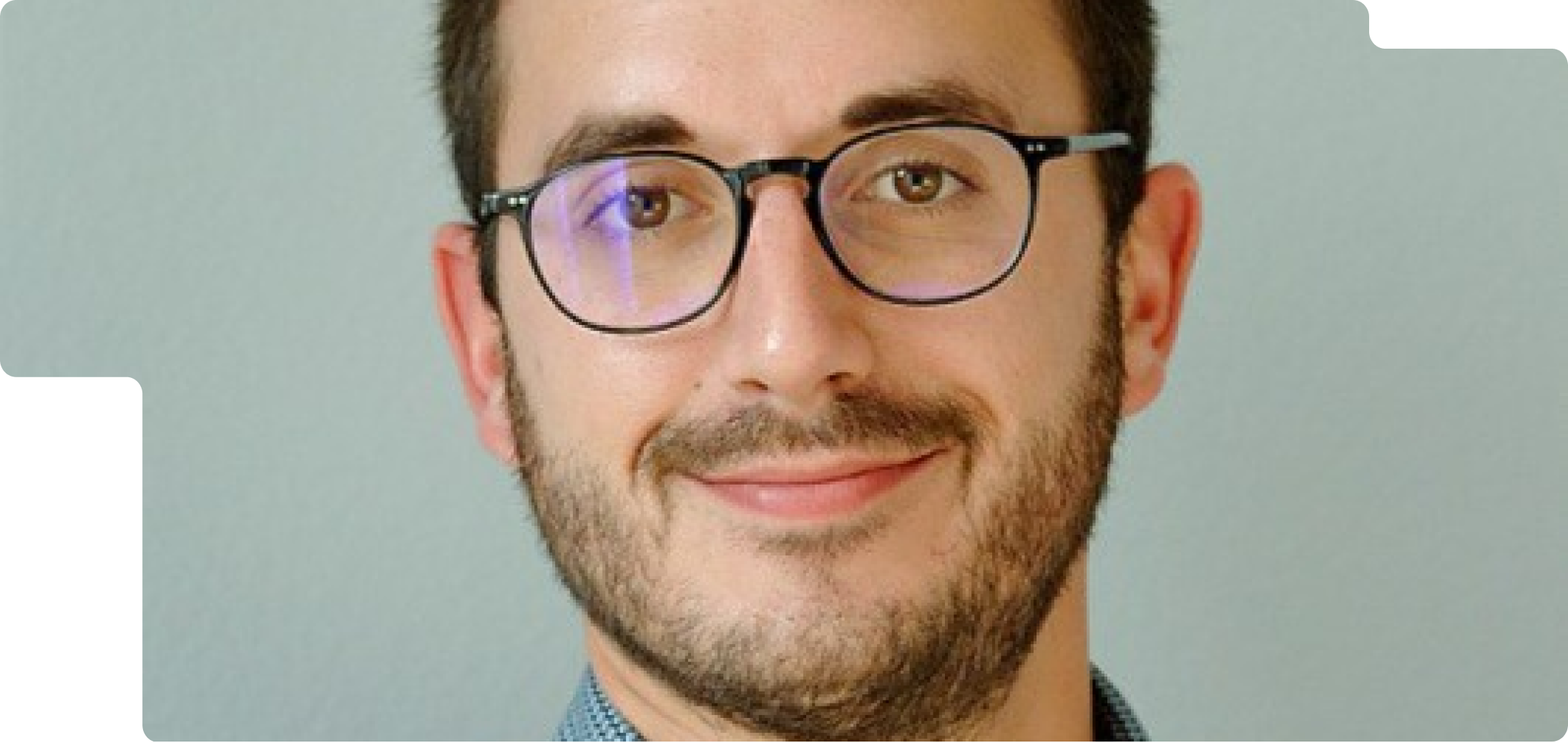 image de 2 personnes qui se serrent la main