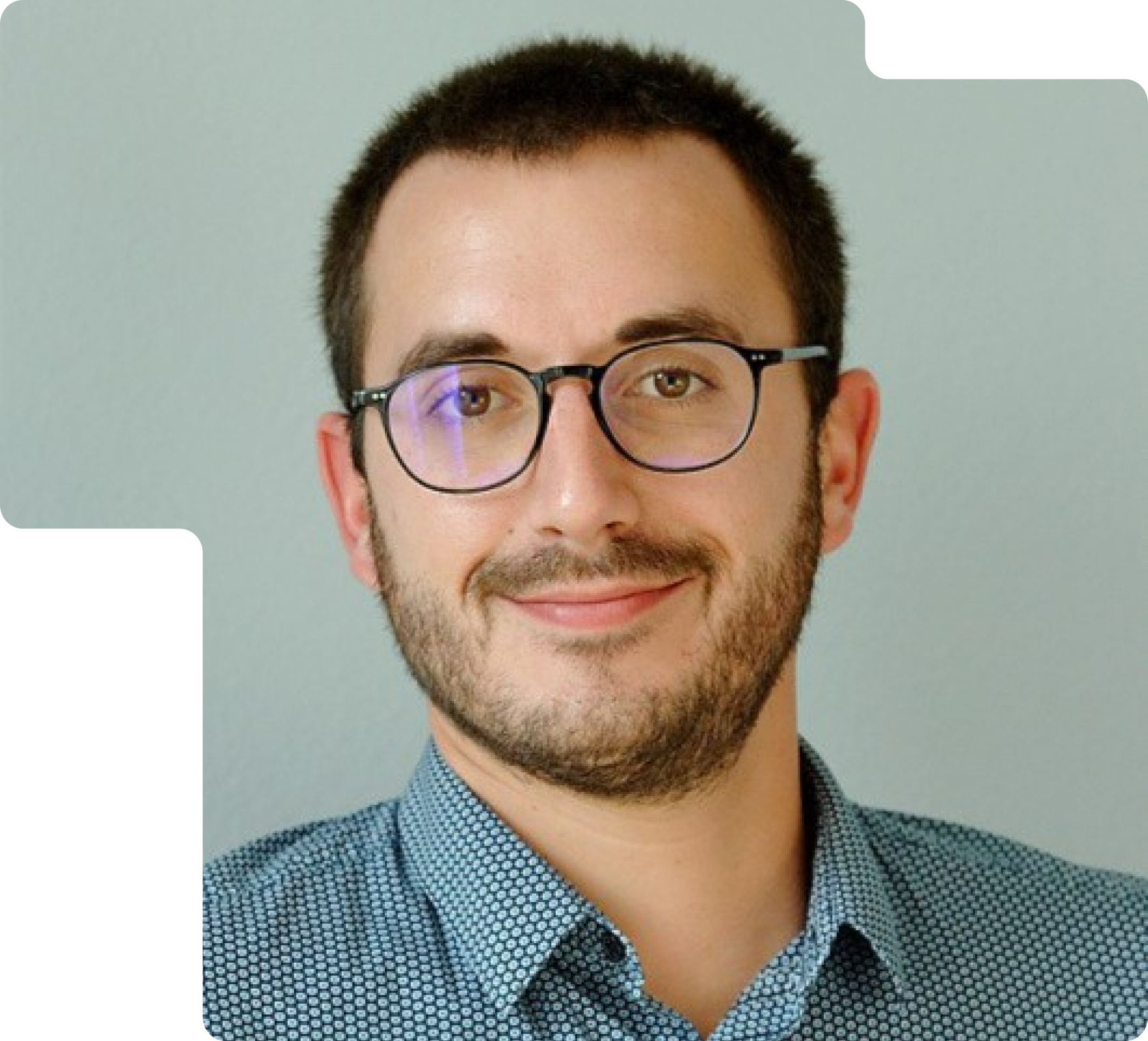 image de 2 personnes qui se serrent la main