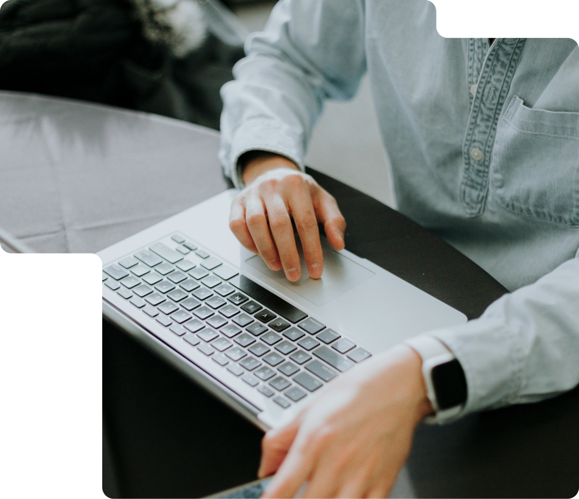 image de 3 personnes en réunion