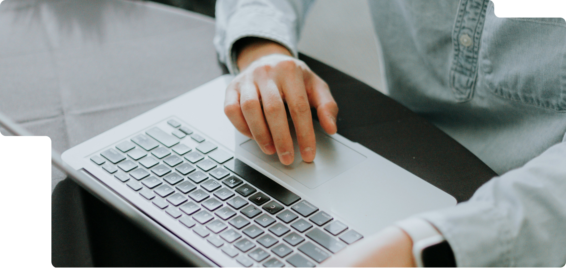 image de 3 personnes en réunion
