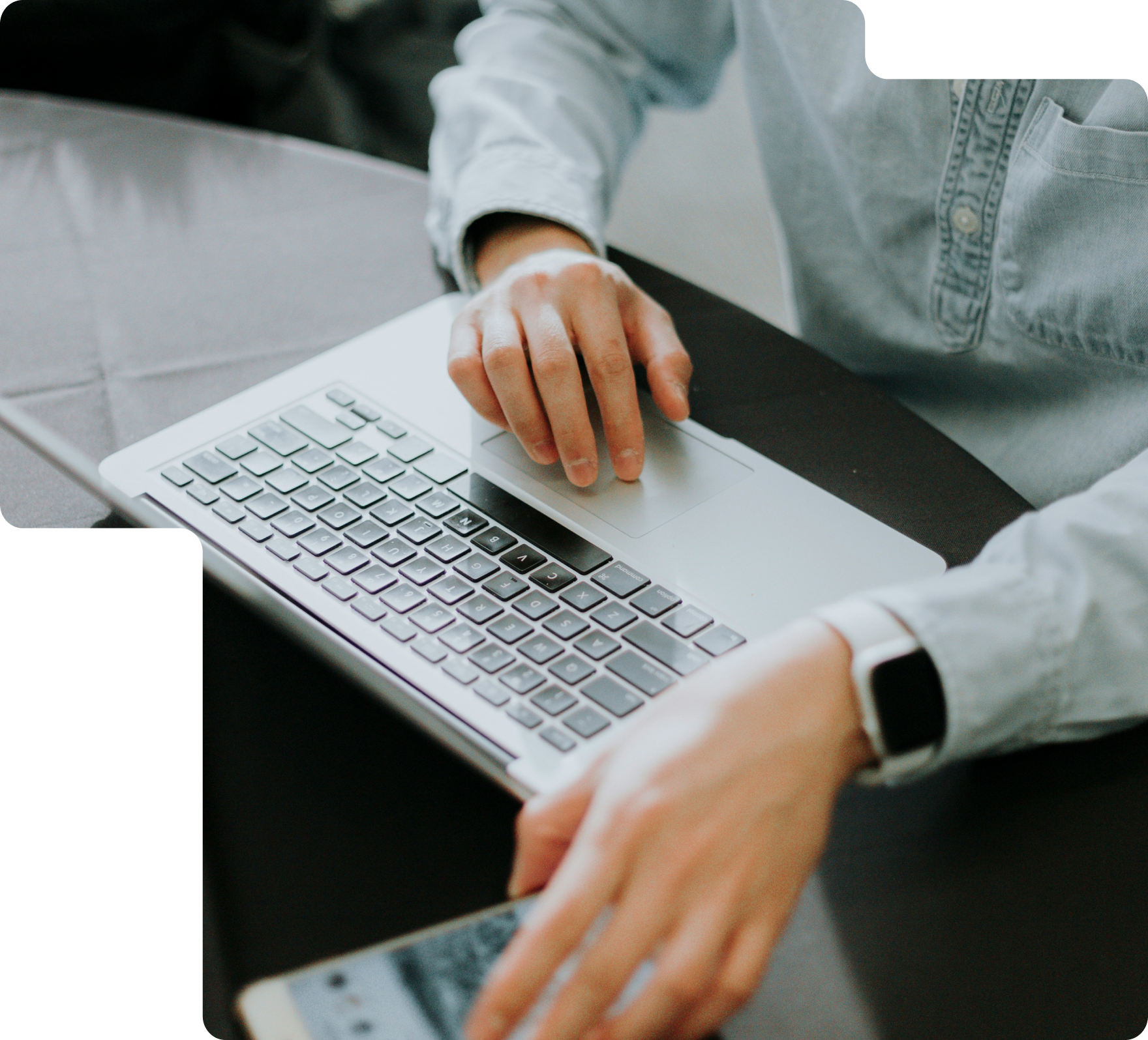 image de 3 personnes en réunion