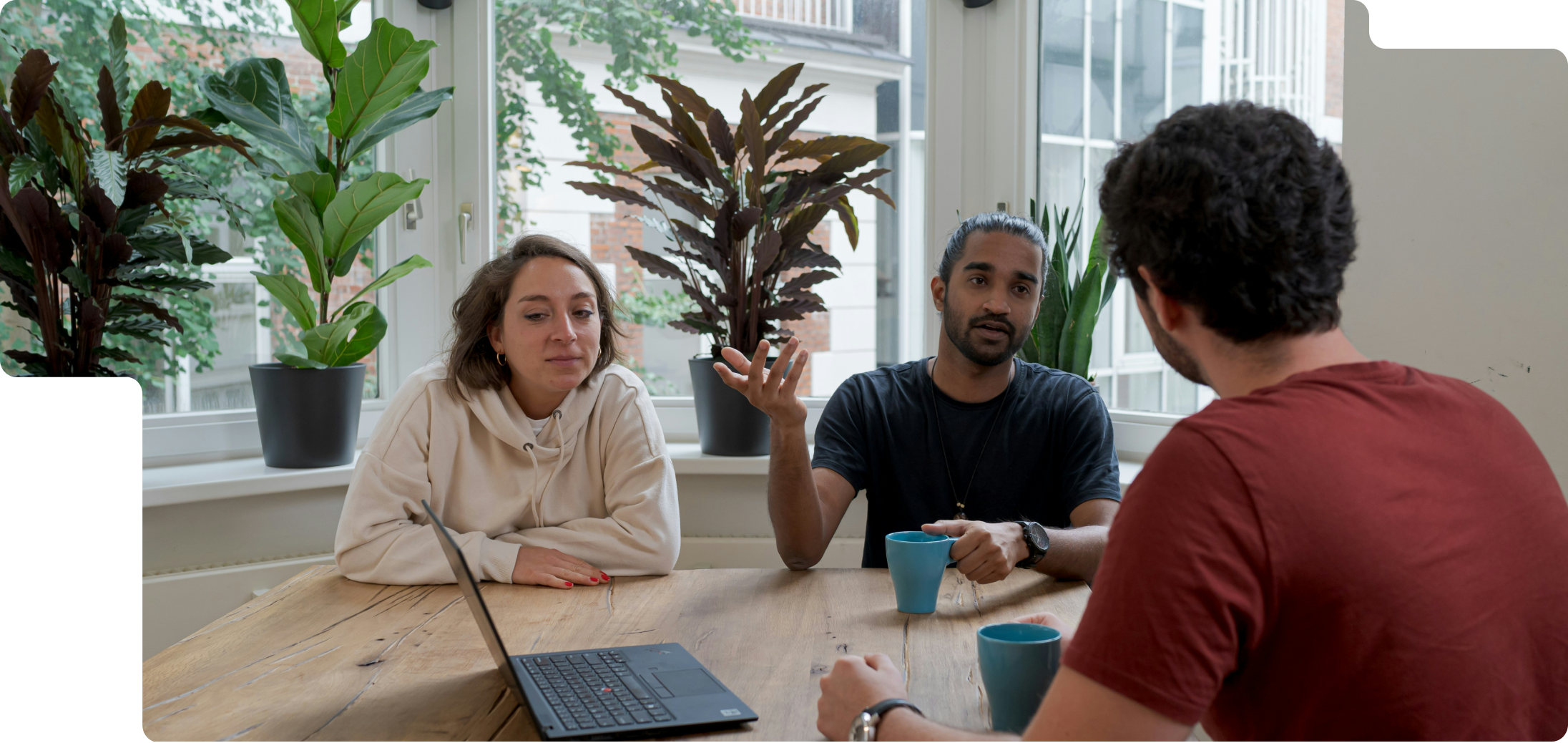 image de 3 personnes en réunion