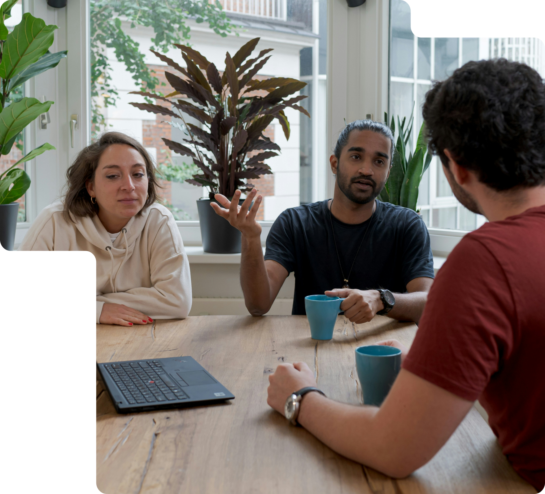 image de 3 personnes en réunion