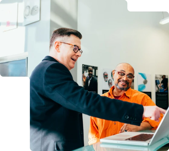 Expert-comptable présentant un outil numérique à un dirigeant pour illustrer l’accompagnement personnalisé du cabinet Digitabilis à Saint-Contest.