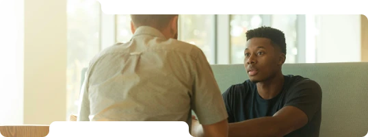 Dirigeant en échange avec son expert-comptable pour développer la croissance de son entreprise dans le Calvados.