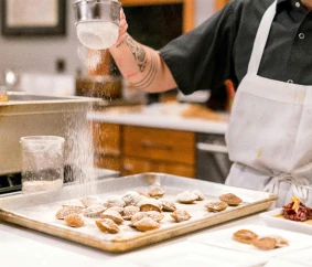 Artisan au travail illustrant l’accompagnement de proximité d’un expert-comptable pour les commerçants et artisans du Calvados.