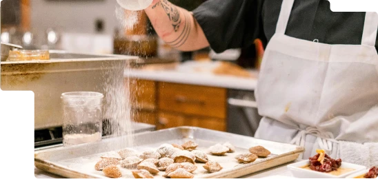 Artisan au travail illustrant l’accompagnement de proximité d’un expert-comptable pour les commerçants et artisans du Calvados.