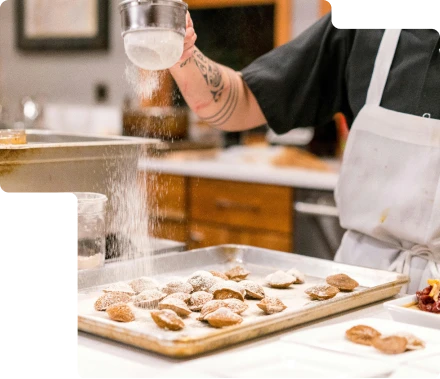 Artisan au travail illustrant l’accompagnement de proximité d’un expert-comptable pour les commerçants et artisans du Calvados.