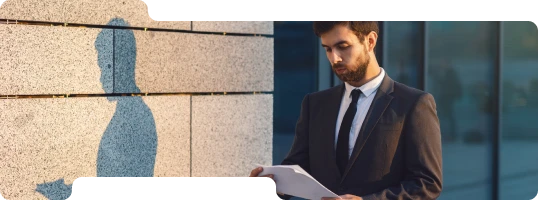 Dirigeant consultant des documents illustrant l’accompagnement d’un expert-comptable pour la création ou la reprise d’entreprise.