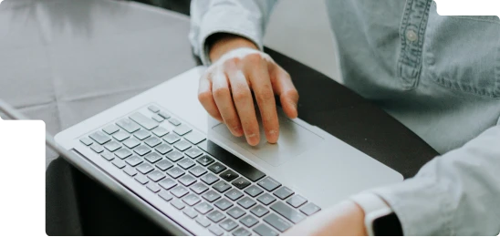 Dirigeant utilisant un ordinateur illustrant l’accompagnement numérique proposé par un cabinet d’expertise comptable pour toutes les entreprises.