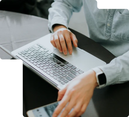 Dirigeant utilisant un ordinateur illustrant l’accompagnement numérique proposé par un cabinet d’expertise comptable pour toutes les entreprises.