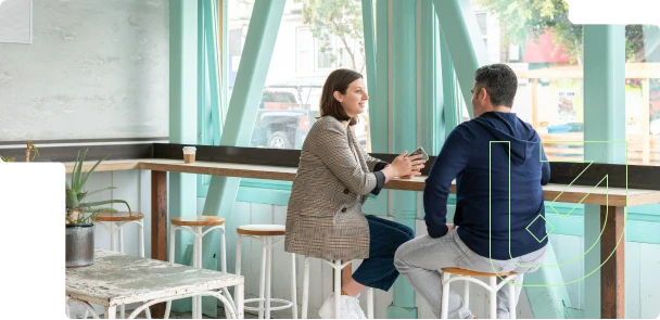 Rendez-vous entre un expert-comptable et un dirigeant d’entreprise pour un accompagnement de proximité alliant digital et conseil personnalisé.