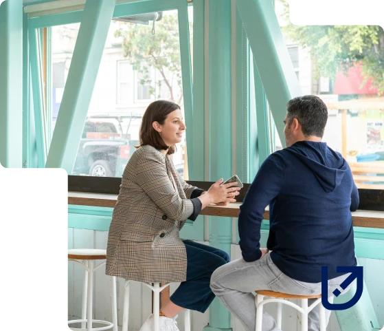 Rendez-vous entre un expert-comptable et un dirigeant d’entreprise pour un accompagnement de proximité alliant digital et conseil personnalisé.