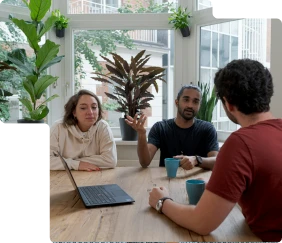 Réunion entre dirigeants illustrant l’accompagnement RSE et digital proposé par un cabinet d’expertise comptable responsable.