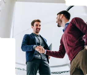 Dirigeants de TPE et PME se serrant la main illustrant l’accompagnement humain, fiscal et juridique par un cabinet comptable à Caen.