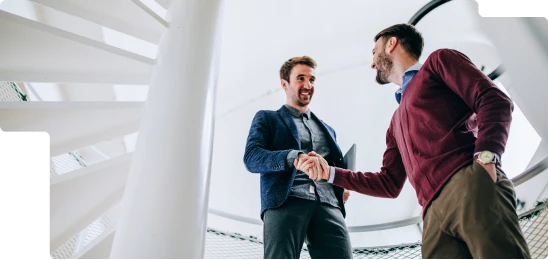 Dirigeants de TPE et PME se serrant la main illustrant l’accompagnement humain, fiscal et juridique par un cabinet comptable à Caen.